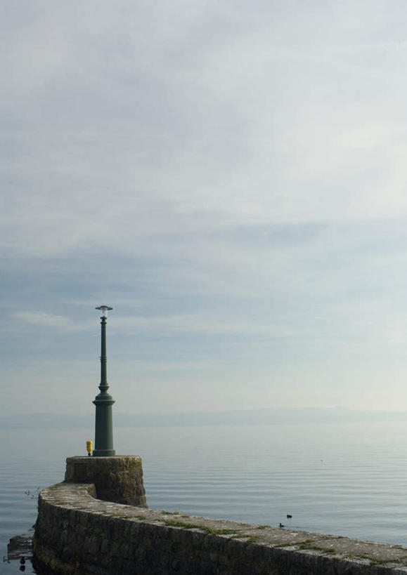 无人,竖图,室外,白天,正面,旅游,度假,海浪,海洋,美景,道路,路,路灯,波纹,景观,浪花,云,云朵,小路,灯光,交通,涟漪,云彩,娱乐,灯,蓝色,白云,倒影,蓝天,水纹,天空,自然,海水,波浪,天,享受,休闲,景色,安静,放松,乡间小路,晴朗,倒映,照明设备,自然风光,海景,水晕,反照,寂静,大海,风浪,海,海水的波动,近岸浪,涌浪,晴空,彩图