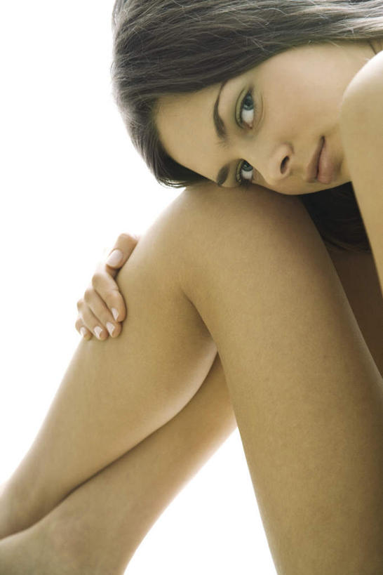 西方人,头发,一个人,家,坐,竖图,室内,特写,白天,侧面,欧洲,欧洲人,仅一个年轻女性,仅一个女性,仅一个人,房屋,屋子,棕色,注视,楼房,裸露,住宅,观察,看,抱膝,观看,察看,关注,裸,年轻女性,女人,女性,白种人,坐着,半身,彩图,房子