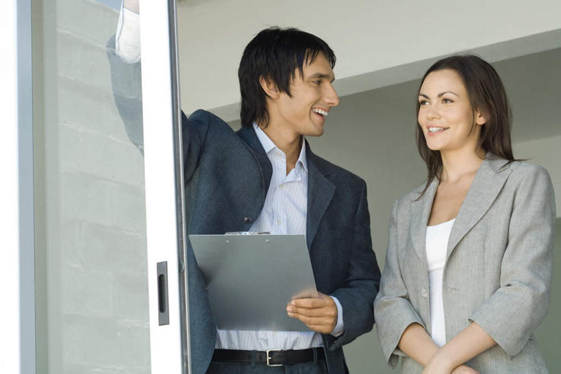 西方人,两个人,夫妻,站,举,笑,说,微笑,露齿笑,横图,室内,白天,仰视,爱情,门,欧洲,欧洲人,握,笔,墙,浪漫,拿,拿着,注视,墙壁,墙面,门框,观察,看,托,站着,恩爱,握着,恋人,观看,写字板,察看,关注,交流,男人,男性,年轻男性,年轻女性,女人,女性,白种人,情侣,沟通,讲话,交谈,举起,举手,举着,说话,谈话,向上举,向上伸,向上托,站立,半身,彩图,低角度拍摄,伴侣