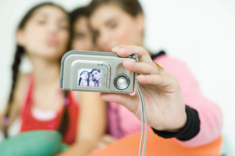 西方人,三个人,坐,横图,室内,特写,白天,正面,靠垫,相机,欧洲,欧洲人,握,朦胧,模糊,墙,靠枕,拿,拿着,注视,墙壁,墙面,一个,垫子,枕头,观察,看,靠,辫子,拍,握着,单个,观看,麻花辫,察看,关注,年轻女性,女人,女性,白种人,照相机,坐着,半身,彩图