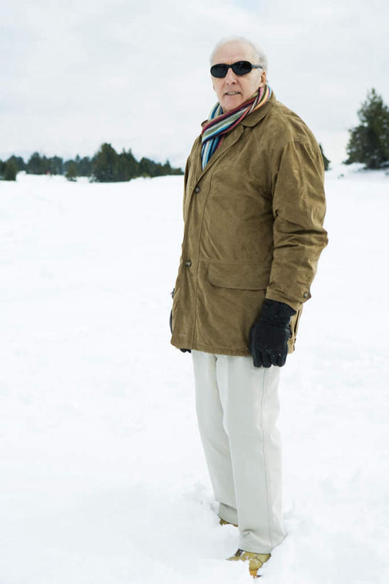 西方人,一个人,站,竖图,室外,白天,正面,雪,植物,大雪,欧洲,欧洲人,仅一个男性,仅一个人,眼镜,积雪,雪景,冬天,注视,树,树木,蓝色,绿色,蓝天,天空,自然,天,观察,看,站着,仅一个老年男性,生长,成长,观看,察看,关注,一幅,老年男性,男人,男性,白种人,站立,彩图,全身