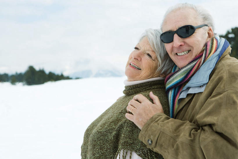 西方人,两个人,夫妻,站,抱,笑,微笑,露齿笑,横图,室外,白天,侧面,爱情,雪,植物,大雪,欧洲,欧洲人,眼镜,积雪,雪景,冬天,浪漫,注视,树,树木,绿色,天空,自然,天,观察,回头,看,靠,站着,转头,恩爱,恋人,生长,成长,抱着,观看,察看,搂着,关注,一幅,老年男性,老年女性,男人,男性,女人,女性,白种人,情侣,搂,站立,半身,彩图,伴侣