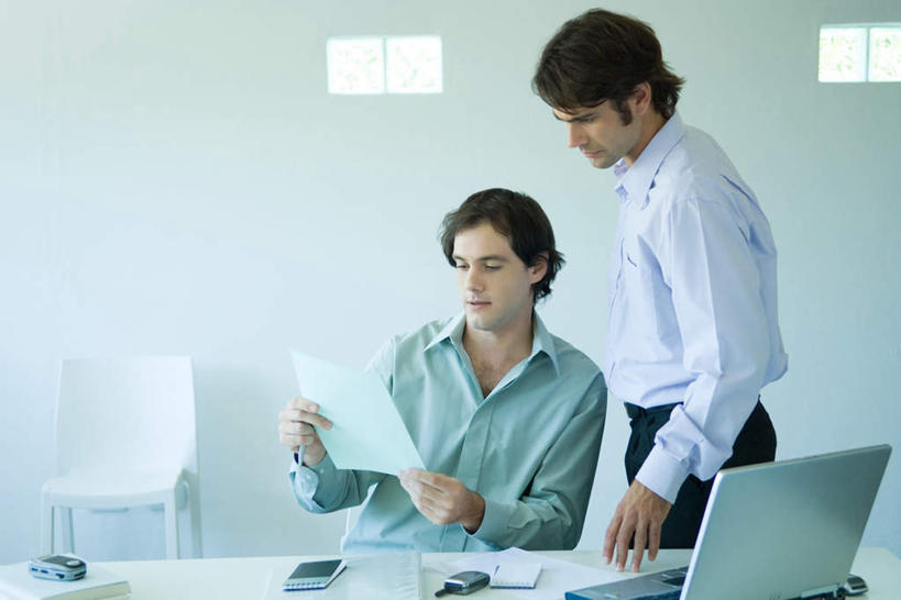 西方人,两个人,同事,商务人士,商务男性,站,坐,打电话,横图,室内,白天,正面,衬衫,成功,合作,团队,集体,信心,电脑,笔记本电脑,桌子,电话,手机,椅子,欧洲,欧洲人,套装,网络,材料,档案,文件,办公桌,墙,注视,通讯设备,队伍,墙壁,墙面,资料,低头,观察,看,站着,观看,一台,察看,无线,领导,成就,关注,文档,通信设备,商务装,无线网络,合伙,领袖,无线上网,便携式电脑,工薪阶层,三部,交流,手提电脑,男人,男性,年轻男性,白种人,白领,上班族,沟通,通话,站立,坐着,半身,彩图,衬衣