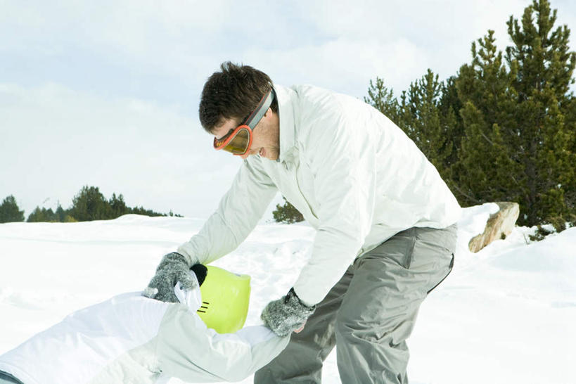 西方人,两个人,家庭,站,坐,笑,微笑,露齿笑,横图,室外,白天,侧面,安全,雪,植物,大雪,欧洲,欧洲人,服装,眼镜,积雪,雪景,冬季,冬天,防护,注视,休闲装,树,树木,衣服,绿色,天空,自然,手套,天,低头,观察,看,站着,休闲,温暖,温馨,一家人,休闲服,寒冷,服饰,生长,成长,观看,护目镜,保护,和睦,察看,冰冷,搀扶,关注,保险,保全,周全,安稳,安定,严寒,冰凉,酷寒,凛冽,凛凛,极冷,安全防护眼镜,平安,男人,男性,年轻男性,年轻女性,女人,女性,白种人,站立,坐着,半身,彩图,融洽,防护眼镜