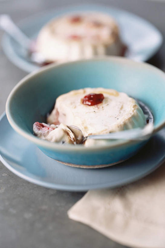 点心,无人,竖图,俯视,室内,特写,白天,下午茶,餐桌,桌子,浆果,餐具,水果,新鲜,碟子,盘,勺子,桑葚,桑椹,生食,食品,果实,两碗,食物,糕点,盘子,调羹,碟,汤匙,覆盆子,有机食品,绿色食品,餐台,彩图,高角度拍摄,蛋糕