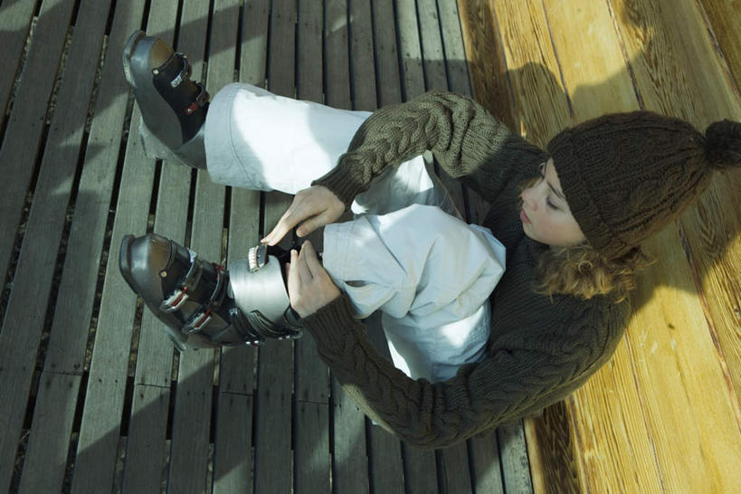 西方人,儿童,一个人,坐,横图,俯视,室外,白天,纯洁,地板,帽子,欧洲,欧洲人,仅一个女性,仅一个人,阴影,服装,光线,影子,旱冰鞋,溜冰鞋,旱冰,地面,注视,休闲装,穿,木地板,小孩,衣服,阳光,观察,看,仅一个小孩,休闲,休闲服,轮滑鞋,可爱,童年,童趣,服饰,观看,察看,关注,童真,烂漫,无邪,天真,溜冰,女孩,女人,女性,白种人,孩子,坐着,彩图,高角度拍摄,全身,女生