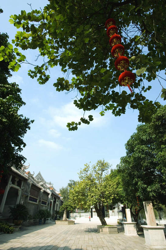 无人,寺庙,竖图,室外,白天,正面,旅游,度假,植物,标志建筑,地标,建筑,广州,中国,亚洲,阴影,节日,光线,瓷砖,地砖,影子,庭院,院子,地面,文化,娱乐,建设,树,树木,蓝色,绿色,蓝天,天空,阳光,自然,庙宇,天,祈祷,享受,休闲,健康,旅游胜地,放松,许愿,宗教,信仰,生长,成长,纪念,祈求,东亚,广东,广东省,中华人民共和国,华南地区,省会,广州市,粤,平安,彩图,庙,寺