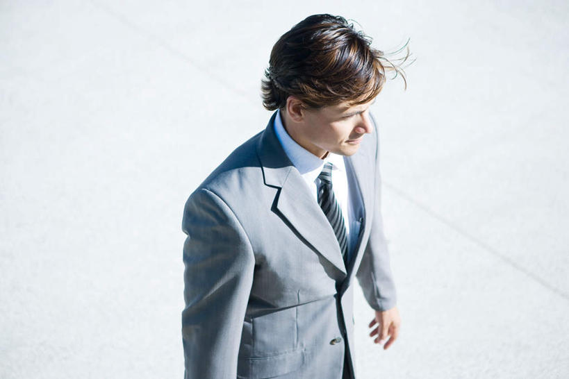 西方人,一个人,商务人士,商务男性,站,横图,俯视,室外,白天,衬衫,欧洲,欧洲人,仅一个男性,仅一个人,阴影,套装,光线,瓷砖,地砖,影子,地面,仅一个年轻男性,阳光,站着,商务装,工薪阶层,男人,男性,年轻男性,白种人,白领,上班族,站立,半身,彩图,高角度拍摄,衬衣