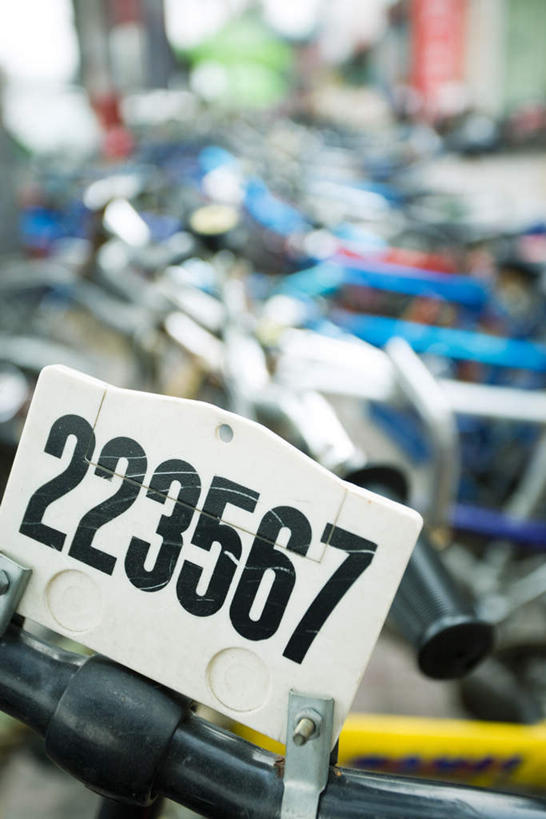 无人,竖图,室外,特写,白天,正面,自行车,一排,许多,朦胧,模糊,整齐,瓷砖,地砖,数字,地面,车,脚踏车,排列,号码牌,交通工具,队列,彩图