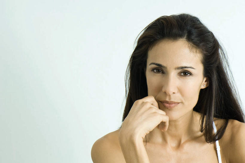 西方人,头发,一个人,站,笑,微笑,横图,室内,特写,白天,白色背景,正面,欧洲,欧洲人,仅一个年轻女性,仅一个女性,仅一个人,撑,托腮,注视,白色,黑色,看,托,站着,摄影,影棚,托下巴,肩带,年轻女性,女人,女性,白种人,站立,半身,彩图,影棚拍摄,拍摄