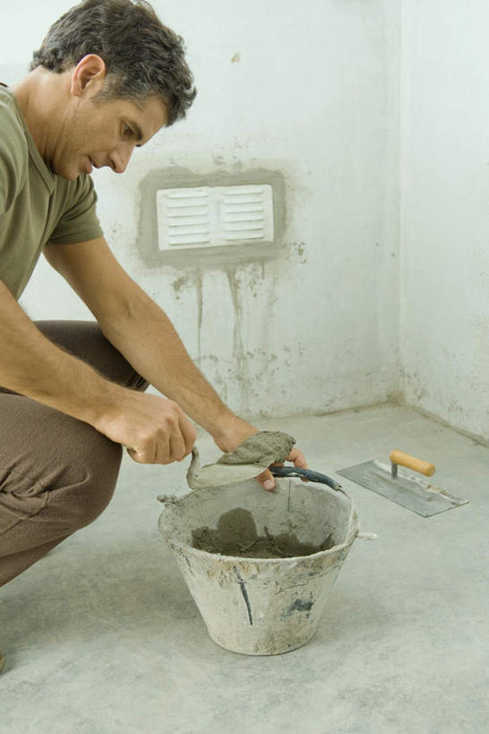 西方人,一个人,蹲,笑,微笑,露齿笑,竖图,室内,白天,侧面,装修,欧洲,欧洲人,仅一个男性,仅一个人,握,铲子,墙,拿,拿着,注视,装潢,水泥,墙壁,墙面,仅一个年轻男性,看,砖头,握着,操作,关注,装修工,男人,男性,年轻男性,白种人,蹲着,彩图,全身