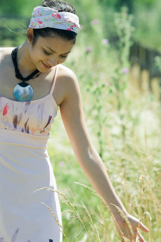 西方人,一个人,栏杆,站,竖图,室外,白天,正面,树林,植物,欧洲,欧洲人,仅一个年轻女性,仅一个女性,仅一个人,阴影,枯萎,朦胧,模糊,光线,影子,栅栏,篱笆,围栏,枯草,注视,休闲装,护栏,草,树,树木,粉色,黄色,绿色,天空,阳光,自然,天,低头,观察,看,摘,站着,休闲,休闲服,生长,成长,观看,察看,关注,年轻女性,女人,女性,白种人,站立,半身,彩图