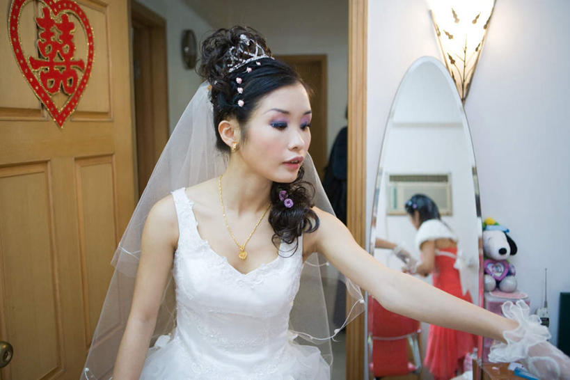 东方人,一个人,新娘,站,横图,室内,白天,正面,婚纱,婚礼,快乐,镜子,门,卧室,椅子,亚洲,仅一个年轻女性,仅一个女性,仅一个人,庆祝,壁灯,挂饰,墙,灯光,结婚,注视,黄种人,墙壁,墙面,灯,装饰品,红色,灯具,门框,低头,观察,看,站着,喜庆,汉字,伸手,观看,纪念,镜像,察看,镜面,照明设备,关注,年轻女性,女人,女性,亚洲人,站立,半身,彩图,婚礼服,礼服,高兴,睡房,卧房