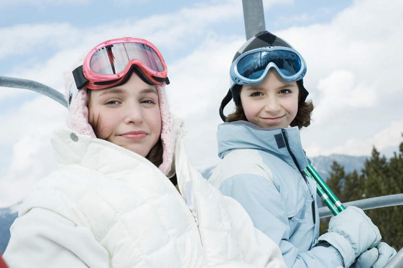 西方人,儿童,两个人,伙伴,朋友,坐,笑,微笑,横图,俯视,室外,白天,友谊,游览车,帽子,欧洲,欧洲人,滑雪,墨镜,眼镜,云,云朵,冬季,冬天,云彩,过山车,缆车,小孩,蓝色,白云,蓝天,天空,太阳镜,太阳眼镜,天,享受,休闲,滑雪场,遮阳镜,放松,晴朗,搭肩,绒线帽,轻松,种族,闲适,悠闲,滑雪服,冲锋衣,友情,女孩,女人,女性,白种人,晴空,坐着,彩图,高角度拍摄,全身,女生