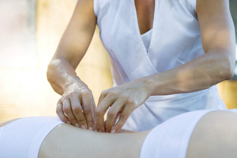 西方人,手,两个人,按摩师,闭眼,摸,横图,室外,白天,正面,按摩,窗户,地板,欧洲,欧洲人,抚摸,阴影,朦胧,模糊,光线,背心,影子,墙,庭院,地面,吊带衫,木地板,玻璃窗,墙壁,墙面,白色,阳光,趴着,转头,手部,垫着,指压,年轻女性,女人,女性,白种人,技师,闭眼睛,闭着眼,闭着眼睛,触摸,接触,趴,半身,彩图,推拿