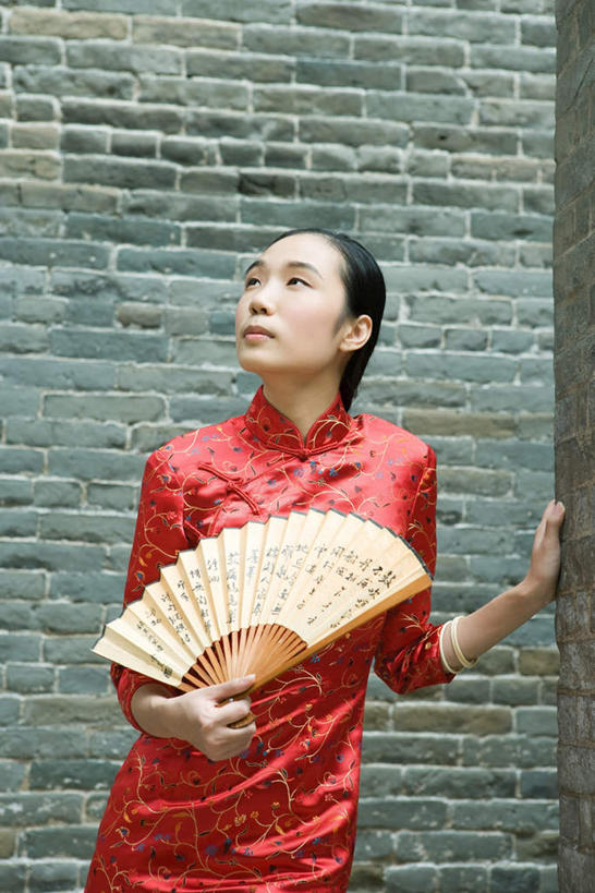 东方人,一个人,走,竖图,室外,白天,幸福,石头,门,道路,路,亚洲,仅一个年轻女性,仅一个女性,仅一个人,阴影,旗袍,光线,瓷砖,地砖,伞,石子,影子,雨伞,纸伞,柱子,长廊,小路,走道,走廊,过道,地面,交通,古典,油纸伞,黄种人,文化,弄堂,石柱,背面,红色,阳光,门框,乡间小路,纪念,吉祥,古朴,平安,年轻女性,女人,女性,亚洲人,石块,步行,散步,走路,彩图,全身,传统服装,传统文化