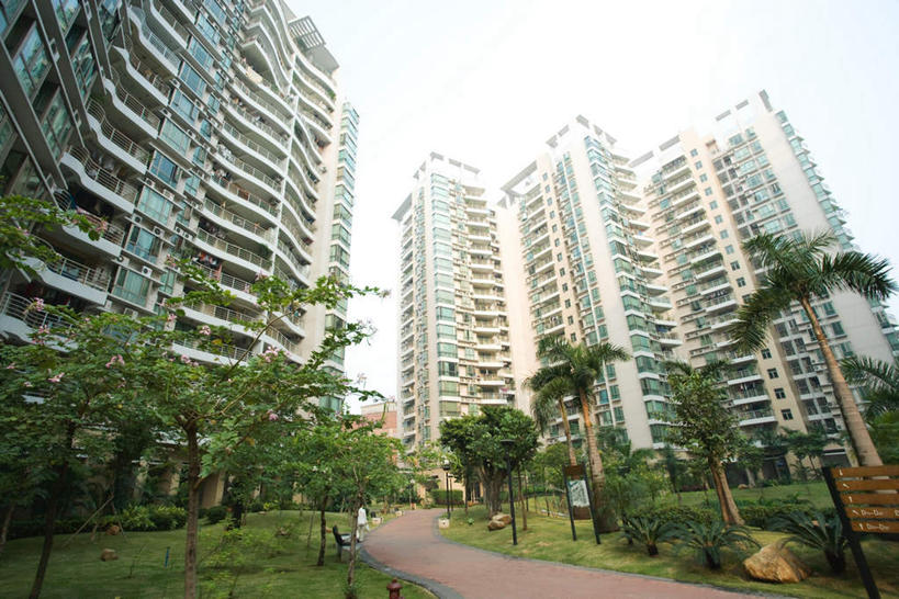 无人,公园,花园,高楼大厦,横图,室外,白天,仰视,草地,草坪,花圃,树林,植物,大厦,道路,建筑,路,摩天大楼,指示牌,广州,中国,亚洲,标志,文字,房屋,屋子,景观,园艺,公寓,小路,交通,标识,楼房,园区,住宅,草,树,树木,蓝色,绿色,蓝天,天空,自然,天,居民,生长,晴朗,成长,园林,东亚,广东,广东省,万里无云,中华人民共和国,华南地区,省会,广州市,粤,园丁,晴空,晴空万里,小花园,彩图,低角度拍摄,房子,大楼,高层建筑,高楼,摩天楼