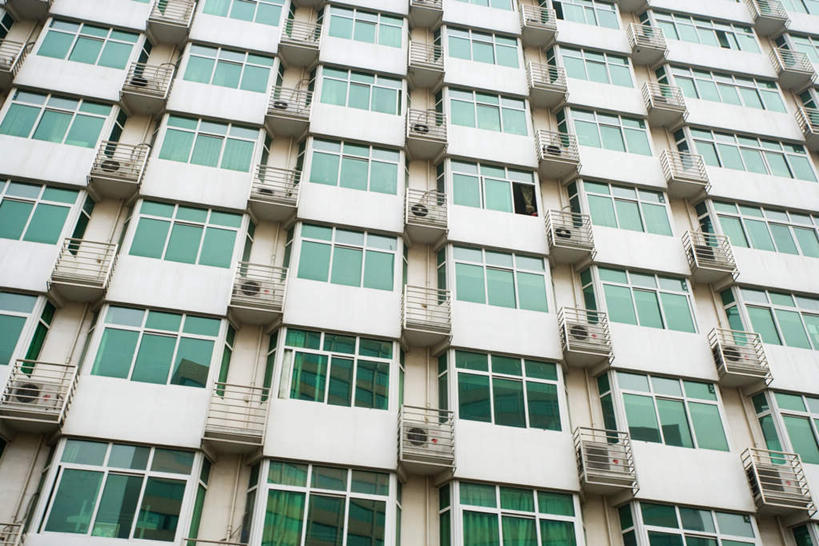 无人,高楼大厦,横图,室外,白天,仰视,办公楼,窗户,窗帘,落地窗,大厦,建筑,摩天大楼,写字楼,阴影,反射,影子,墙,玻璃窗,架子,墙壁,墙面,外墙,空调,商务楼,彩图,低角度拍摄,大楼,高层建筑,高楼,摩天楼