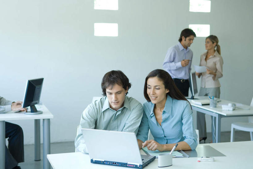 西方人,四个人,商务人士,商务男性,商务女性,办公室,站,坐,横图,俯视,室内,白天,衬衫,电脑,笔记本电脑,显示器,鼠标,键盘,别墅,家具,装修,桌子,建筑,电话,手机,椅子,笔筒,欧洲,欧式,欧洲人,撑,握,写,阴影,套装,装饰,光线,网络,笔,材料,档案,文件,影子,办公桌,房屋,墙,屋子,公寓,文件夹,豪华,拿,拿着,注视,输入设备,通讯设备,建设,现代,装潢,洋房,楼房,墙壁,墙面,文具,白色,阳光,资料,室内装潢,低头,观察,记录,看,弯,站着,台式电脑,凝视,握着,笔记,查看,支撑,明亮,无线,撑着,舒适,家居装潢,注意,关注,文档,通信设备,商务装,无线网络,房屋设计,地中海风格,古典风格,简约风格,资料夹,无线上网,便携式电脑,室内设计,工薪阶层,输出设备,宽敞,办公家具,样板房装潢,手提电脑,男人,男性,年轻男性,年轻女性,女人,女性,白种人,白领,上班族,设计,坐着,半身,彩图,高角度拍摄,衬衣,房子