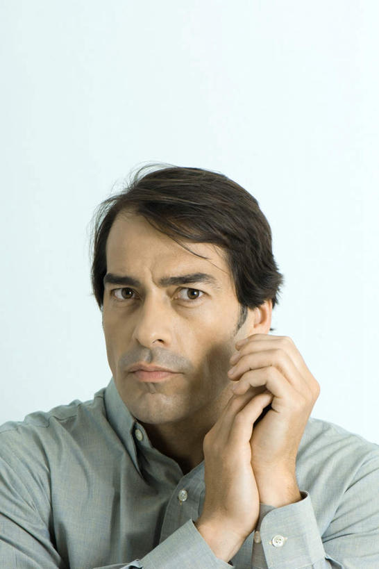 西方人,脸,头,脸颊,手,一个人,竖图,室内,特写,白天,白色背景,正面,衬衫,欧洲,欧洲人,仅一个男性,仅一个人,撑,注视,仅一个年轻男性,观察,看,靠,靠着,手部,凝视,摄影,影棚,查看,抿嘴,支撑,撑着,注意,关注,男人,男性,年轻男性,白种人,头部,脸部,脸蛋,面部,半身,彩图,影棚拍摄,衬衣,拍摄