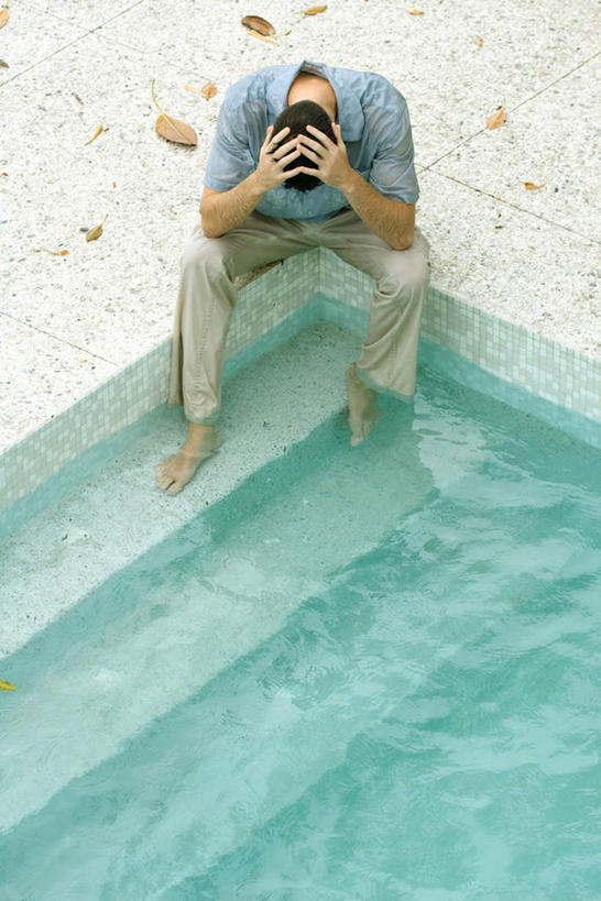 西方人,脸,头,脸颊,脚,脚趾,脚背,踝,一个人,游泳池,坐,竖图,俯视,室外,白天,水,叶子,欧洲,欧洲人,仅一个男性,仅一个人,撑,湿,瓷砖,地砖,水池,水面,落叶,地面,托腮,注视,休闲装,泳池,台阶,仅一个年轻男性,观察,看,托,休闲,休闲服,观看,察看,绝望,关注,托下巴,男人,男性,年轻男性,白种人,头部,脸部,脸蛋,面部,叶,叶片,坐着,彩图,高角度拍摄,全身