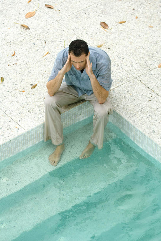 西方人,脸,头,脸颊,脚,脚趾,脚背,踝,一个人,游泳池,坐,竖图,俯视,室外,白天,水,叶子,欧洲,欧洲人,仅一个男性,仅一个人,撑,湿,瓷砖,地砖,水池,水面,落叶,地面,托腮,注视,休闲装,泳池,台阶,仅一个年轻男性,观察,看,托,休闲,休闲服,观看,察看,绝望,关注,托下巴,男人,男性,年轻男性,白种人,头部,脸部,脸蛋,面部,叶,叶片,坐着,彩图,高角度拍摄,全身
