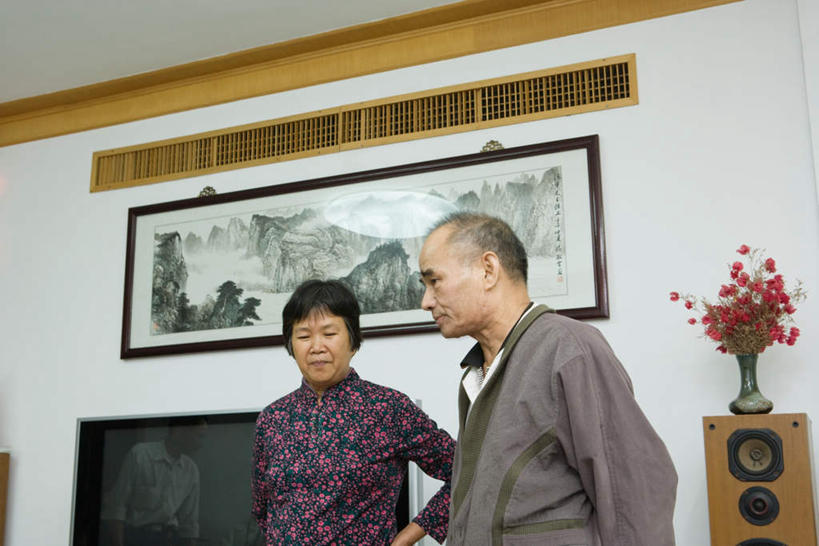 东方人,两个人,家庭,夫妻,站,横图,室内,白天,仰视,爱情,电视,花瓶,中国,亚洲,装饰,盛开,陶瓷,墙,屋顶,陶瓷制品,音箱,花蕾,注视,黄种人,手叉腰,墙壁,墙面,花,花瓣,花朵,鲜花,瓶子,花苞,花蕊,叉腰,观察,看,站着,温暖,温馨,一家人,恩爱,观看,华丽,修饰,点缀,和睦,察看,起居室,关注,挂画,东亚,中华人民共和国,衬托,美观,雅致,雅观,老年男性,老年女性,男人,男性,女人,女性,亚洲人,中国人,电视机,站立,半身,彩图,低角度拍摄,融洽