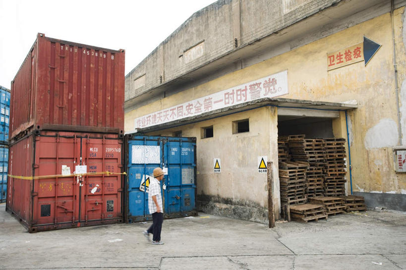 东方人,一个人,码头,横图,室外,白天,仰视,道路,港口,卡车,路,公路,中国,亚洲,仅一个男性,仅一个人,仅一个中年男性,云,云朵,集装箱,交通,云彩,仓库,黄种人,白云,蓝天,天空,天,龙门吊,集装箱车,货车,铲车,货运车,东亚,中华人民共和国,男人,男性,中年男性,亚洲人,马路,载重汽车,彩图,低角度拍摄,全身,摆渡口,埠头,渡口,渡头,港湾,海港,货运码头,口岸,商港