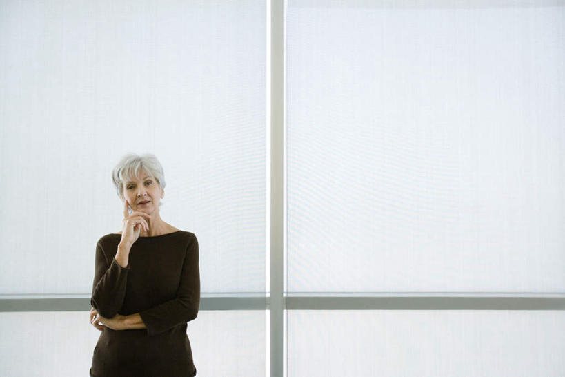 西方人,一个人,站,横图,室内,白天,白色背景,正面,欧洲,欧洲人,仅一个女性,仅一个人,撑,服装,墙,托腮,注视,休闲装,墙壁,墙面,衣服,黑色,观察,看,托,站着,休闲,思考,休闲服,考虑,摄影,服饰,仅一个老年女性,影棚,观看,察看,关注,托下巴,老年女性,女人,女性,白种人,站立,半身,彩图,影棚拍摄,拍摄