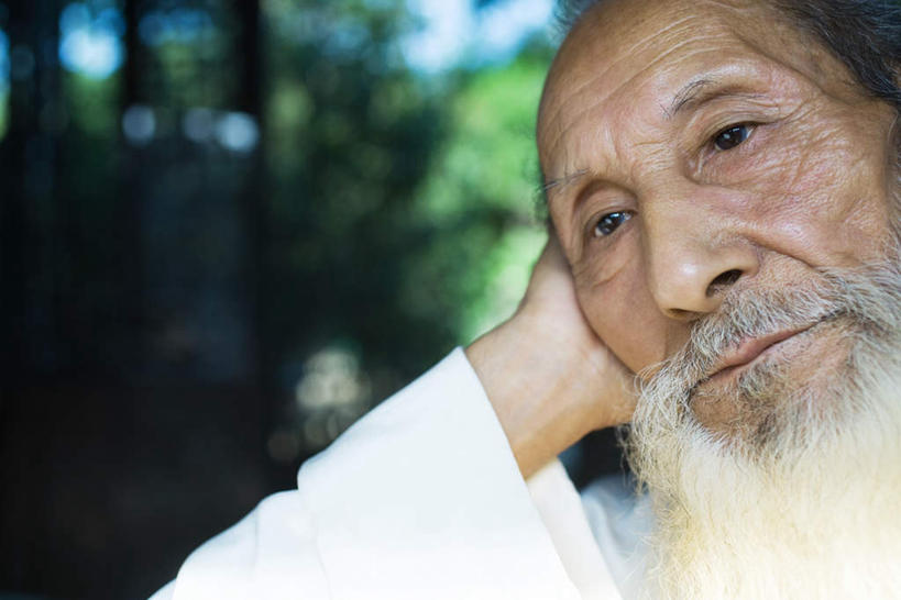 东方人,脸,头,脸颊,胡须,一个人,坐,横图,室外,特写,白天,正面,植物,亚洲,仅一个男性,仅一个人,撑,朦胧,模糊,托腮,注视,黄种人,树,树木,绿色,自然,观察,看,托,仅一个老年男性,思考,考虑,生长,成长,观看,察看,关注,托下巴,老年男性,男人,男性,亚洲人,头部,胡子,络腮胡,脸部,脸蛋,面部,坐着,半身,彩图