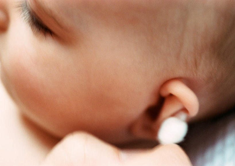 西方人,婴儿,儿童,脸,头,耳朵,脸颊,一个人,坐,横图,俯视,室内,特写,白天,纯洁,床,欧洲,欧洲人,仅一个人,双人床,床单,干净,被子,小孩,清洁,棉签,可爱,活泼,卫生,被单,宝宝,纯真,烂漫,无邪,伶俐,天真,白种人,孩子,头部,耳,耳部,脸部,脸蛋,面部,坐着,半身,彩图,高角度拍摄