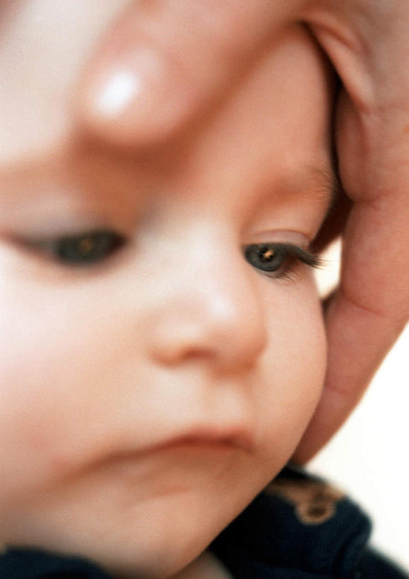 西方人,儿童,脸,头,脸颊,手,两个人,家庭,母亲,儿子,坐,摸,竖图,室内,白天,正面,纯洁,欧洲,欧洲人,抚摸,小孩,温暖,温馨,母子,一家人,手部,可爱,母爱,童年,童趣,头像,和睦,童真,烂漫,无邪,天真,男孩,年轻女性,女人,女性,白种人,孩子,年轻人,头部,脸部,脸蛋,面部,触摸,接触,坐着,半身,彩图,融洽,男生