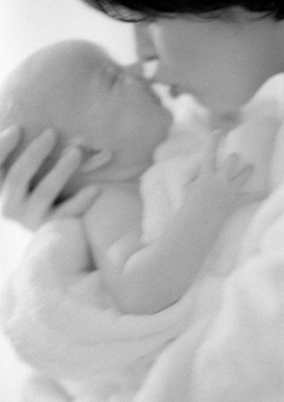 西方人,儿童,脸,头,脸颊,两个人,家庭,母亲,儿子,坐,摸,竖图,黑白,室内,特写,白天,侧面,纯洁,欧洲,欧洲人,抚摸,相视,小孩,温暖,温馨,母子,一家人,面对面,可爱,母爱,童年,童趣,对视,和睦,相对,童真,烂漫,无邪,相看,天真,男孩,年轻女性,女人,女性,白种人,孩子,年轻人,头部,脸部,脸蛋,面部,触摸,接触,坐着,半身,融洽,男生