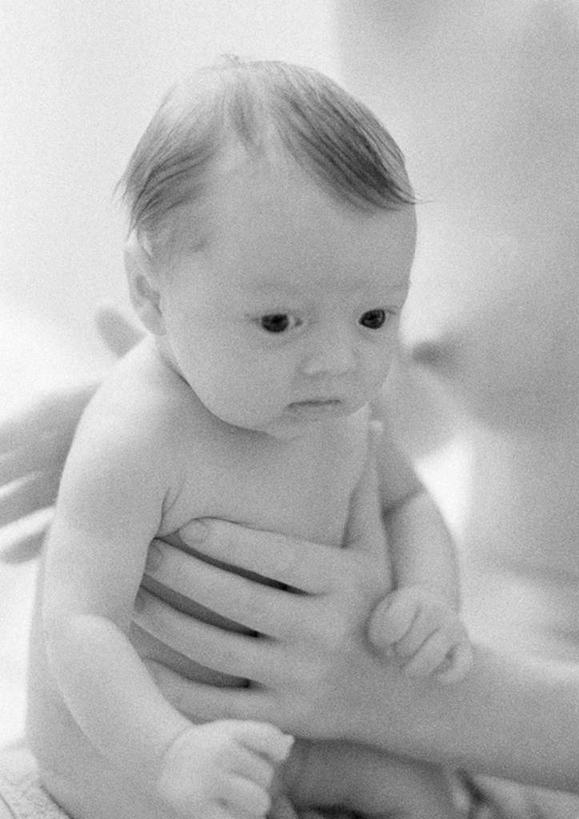 西方人,儿童,脸,头,脸颊,胸,两个人,家庭,母亲,儿子,坐,摸,竖图,黑白,室内,白天,正面,纯洁,欧洲,欧洲人,抚摸,裸露,小孩,温暖,温馨,母子,一家人,可爱,母爱,童年,童趣,和睦,裸,童真,烂漫,无邪,天真,男孩,年轻女性,女人,女性,白种人,孩子,年轻人,头部,胸部,脸部,脸蛋,面部,触摸,接触,坐着,半身,融洽,男生