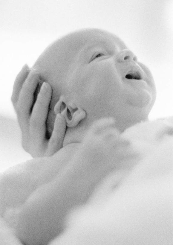 西方人,儿童,脸,头,脸颊,两个人,家庭,母亲,儿子,坐,抱,摸,竖图,黑白,室内,白天,正面,纯洁,欧洲,欧洲人,抚摸,小孩,温暖,温馨,母子,一家人,可爱,母爱,童年,童趣,抱着,和睦,搂着,童真,烂漫,无邪,天真,男孩,年轻女性,女人,女性,白种人,孩子,年轻人,头部,脸部,脸蛋,面部,触摸,接触,搂,坐着,半身,融洽,男生