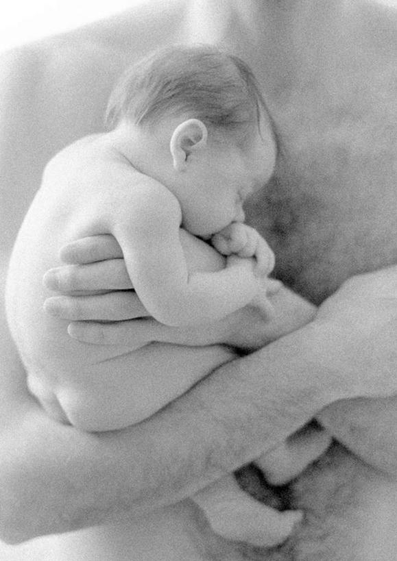 西方人,儿童,脸,头,脸颊,两个人,家庭,父亲,儿子,坐,闭眼,摸,睡,竖图,黑白,室内,特写,白天,正面,纯洁,欧洲,欧洲人,抚摸,裸露,小孩,温暖,温馨,父子,一家人,父爱,可爱,童年,童趣,赤裸,和睦,裸,童真,烂漫,无邪,天真,男孩,男人,男性,年轻男性,白种人,孩子,年轻人,头部,脸部,脸蛋,面部,闭眼睛,闭着眼,闭着眼睛,触摸,接触,困,困觉,寝息,睡觉,坐着,半身,融洽,男生