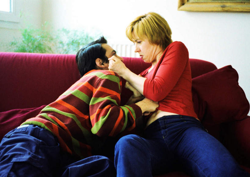 西方人,两个人,伙伴,朋友,坐,横图,室内,白天,正面,友谊,植物,窗户,沙发,欧洲,欧洲人,握,服装,盆栽,盆景,玻璃窗,相视,衣服,绿色,自然,面对面,握着,恋人,服饰,生长,成长,对视,暴力,相对,虐待,相看,家庭暴力,友情,男人,男性,年轻男性,年轻女性,女人,女性,白种人,情侣,坐着,半身,彩图,伴侣,皮沙发