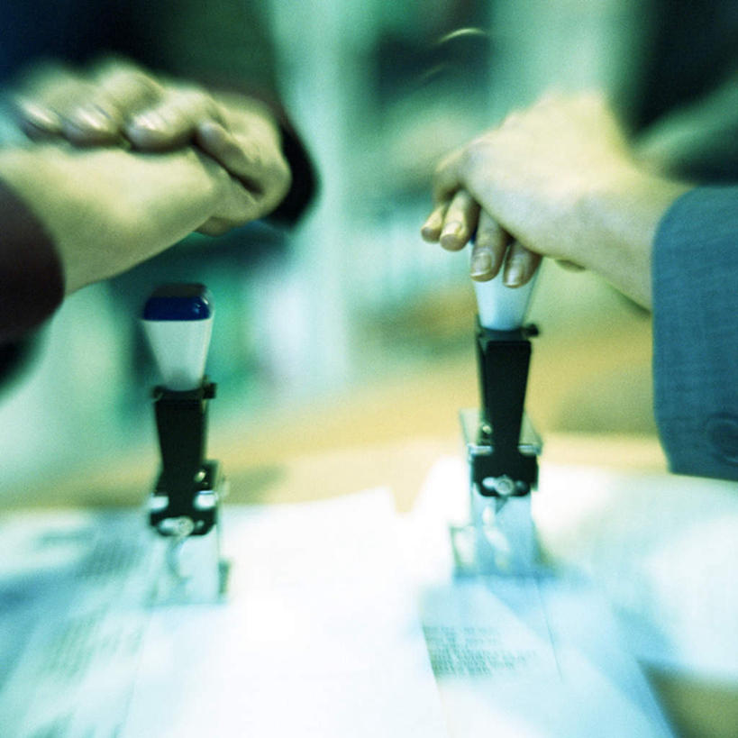 西方人,两个人,同事,商务人士,商务男性,办公室,站,方图,室内,特写,白天,侧面,衬衫,成功,合作,团队,集体,信心,桌子,欧洲,欧洲人,握,套装,朦胧,模糊,办公桌,领带,队伍,站着,握着,领导,成就,商务装,合伙,领袖,工薪阶层,男人,男性,年轻男性,白种人,年轻人,白领,上班族,站立,半身,彩图,衬衣,邮戳