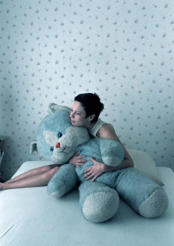 西方人,一个人,坐,抱,竖图,室内,白天,正面,壁纸,床,卧室,玩具,欧洲,欧洲人,仅一个年轻女性,仅一个女性,仅一个人,服装,玩偶,墙,双人床,床单,注视,休闲装,被子,墙壁,墙面,一个,衣服,看,休闲,思考,休闲服,考虑,服饰,单个,抱着,被单,搂着,关注,年轻女性,女人,女性,白种人,墙纸,搂,搂抱,坐着,彩图,全身,睡房,卧房