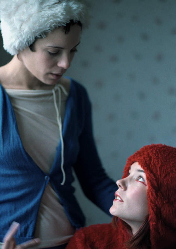 西方人,两个人,伙伴,朋友,坐,竖图,室内,白天,正面,友谊,壁纸,欧洲,欧洲人,装饰,墙,注视,墙壁,墙面,看,思考,考虑,华丽,修饰,点缀,关注,衬托,美观,雅致,雅观,友情,年轻女性,女人,女性,白种人,墙纸,抬头,仰头,坐着,半身,彩图