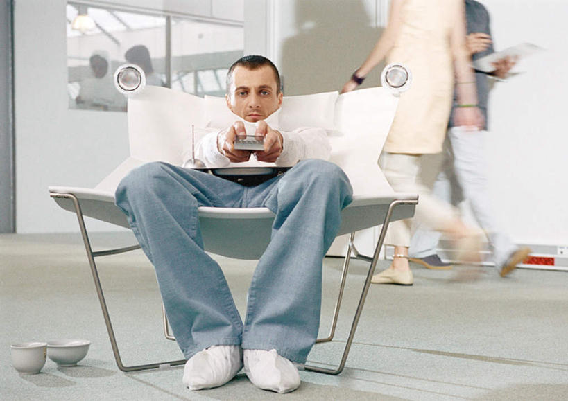 西方人,三个人,伙伴,朋友,站,坐,横图,室内,白天,正面,友谊,欧洲,欧洲人,瓷砖,地砖,地面,拿,拿着,注视,一个,遥控器,观察,看,站着,单个,观看,察看,关注,友情,男人,男性,年轻男性,年轻女性,女人,女性,白种人,站立,坐着,彩图,全身