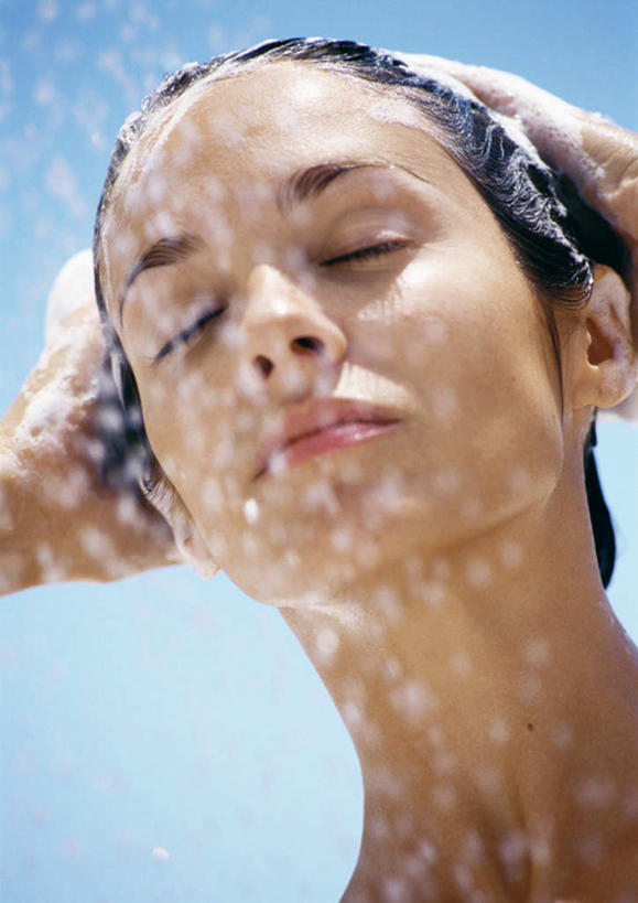 西方人,脸,头,脸颊,一个人,站,闭眼,竖图,室外,特写,白天,仰视,洗澡,冲洗,欧洲,欧洲人,仅一个年轻女性,仅一个女性,仅一个人,飞溅,溅,液体,蓝色,蓝天,天空,天,站着,喷洒,年轻女性,女人,女性,白种人,头部,脸部,脸蛋,面部,闭眼睛,闭着眼,闭着眼睛,抬头,仰头,站立,半身,彩图,低角度拍摄,沐浴