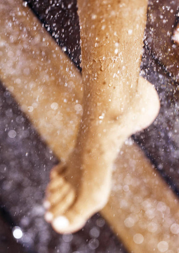 西方人,腿部,脚,脚趾,脚趾甲,腿,一个人,站,竖图,俯视,室外,特写,白天,洗澡,冲洗,地板,欧洲,欧洲人,仅一个年轻女性,仅一个女性,仅一个人,阴影,飞溅,朦胧,模糊,溅,光线,液体,影子,地面,木地板,阳光,站着,赤脚,喷洒,年轻女性,女人,女性,白种人,脚指甲,站立,半身,彩图,高角度拍摄,沐浴