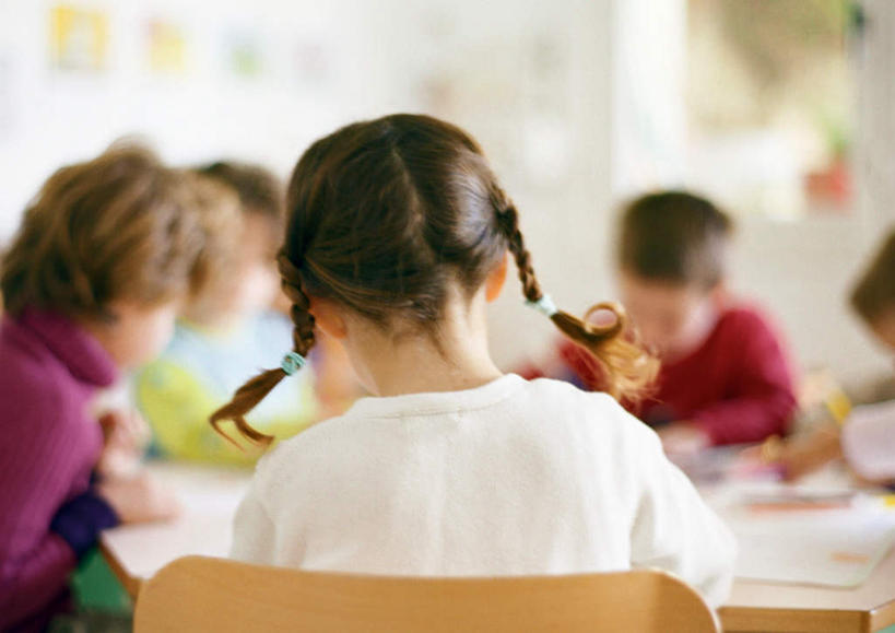 西方人,儿童,伙伴,朋友,坐,横图,室内,特写,白天,友谊,纯洁,桌面,桌子,欧洲,欧洲人,写,服装,朦胧,模糊,笔,记事本,许多人,拿,拿着,注视,休闲装,小孩,背面,衣服,本子,笔记本,观察,记录,看,一群人,休闲,休闲服,可爱,童年,童趣,服饰,笔记,观看,察看,关注,童真,烂漫,无邪,认真,天真,友情,男孩,男人,男性,女孩,女人,女性,白种人,孩子,坐着,半身,彩图,男生,女生