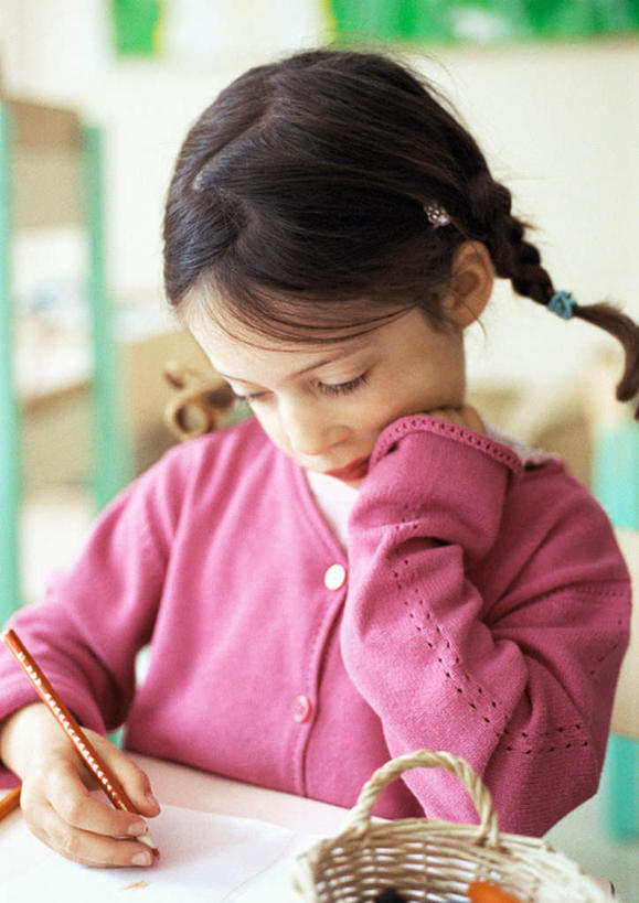 西方人,儿童,一个人,坐,竖图,室内,白天,正面,纯洁,桌面,桌子,欧洲,欧洲人,仅一个女性,仅一个人,写,服装,朦胧,模糊,笔,记事本,拿,拿着,注视,休闲装,小孩,衣服,本子,笔记本,观察,记录,看,仅一个小孩,休闲,休闲服,可爱,童年,童趣,服饰,笔记,观看,察看,关注,童真,烂漫,无邪,认真,天真,女孩,女人,女性,白种人,孩子,坐着,半身,彩图,女生