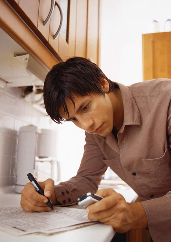 西方人,脸,头,脸颊,一个人,坐,竖图,室内,特写,白天,正面,餐桌,厨房,桌子,欧洲,欧洲人,仅一个男性,仅一个人,握,写,笔,记事本,注视,肩膀,仅一个年轻男性,本子,笔记本,观察,看,握着,笔记,餐台,观看,察看,关注,认真,男人,男性,年轻男性,白种人,头部,脸部,脸蛋,面部,坐着,半身,彩图,灶间