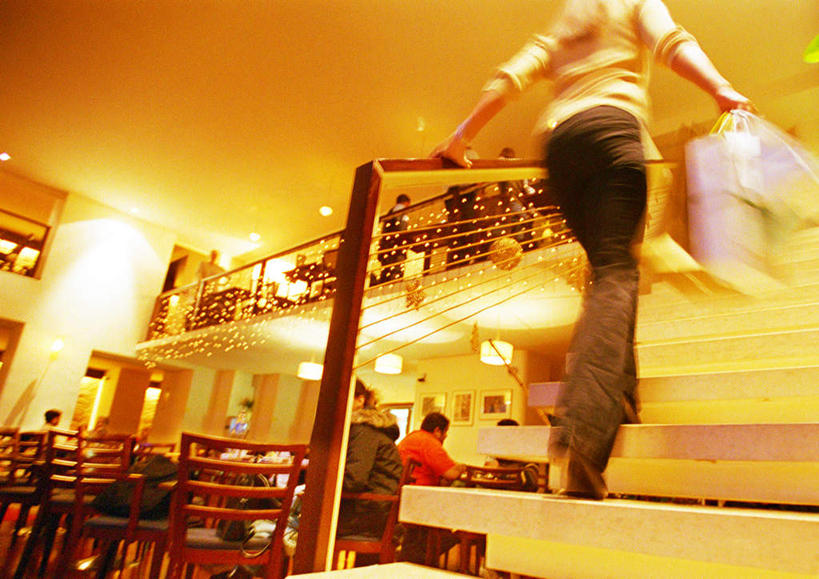 西方人,一个人,站,横图,室外,白天,仰视,购物,度假,消费,楼梯,袋子,欧洲,欧洲人,仅一个年轻女性,仅一个女性,仅一个人,朦胧,模糊,包装袋,手提袋,阶梯,购物袋,拿,拿着,注视,娱乐,台阶,观察,看,站着,享受,休闲,放松,金融,观看,察看,购买,关注,贸易,年轻女性,女人,女性,白种人,站立,半身,彩图,低角度拍摄,逛街