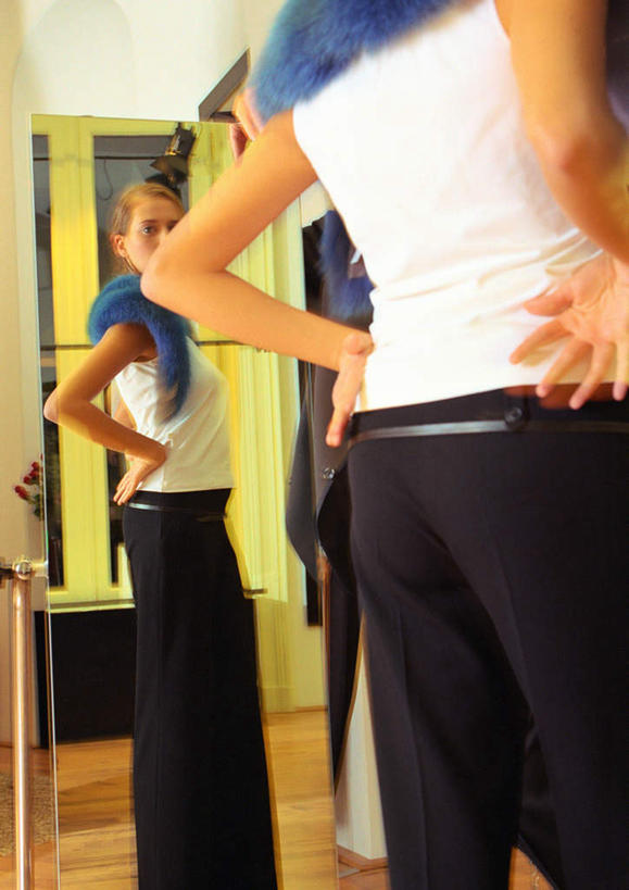 西方人,一个人,商店,站,竖图,室内,白天,侧面,购物,度假,镜子,欧洲,欧洲人,仅一个年轻女性,仅一个女性,仅一个人,裤子,朦胧,模糊,注视,娱乐,手叉腰,叉腰,观察,看,站着,享受,休闲,放松,金融,百货,观看,镜像,察看,双手叉腰,镜面,关注,贸易,百货公司,年轻女性,女人,女性,白种人,站立,半身,彩图,逛街,购物商场,购物中心