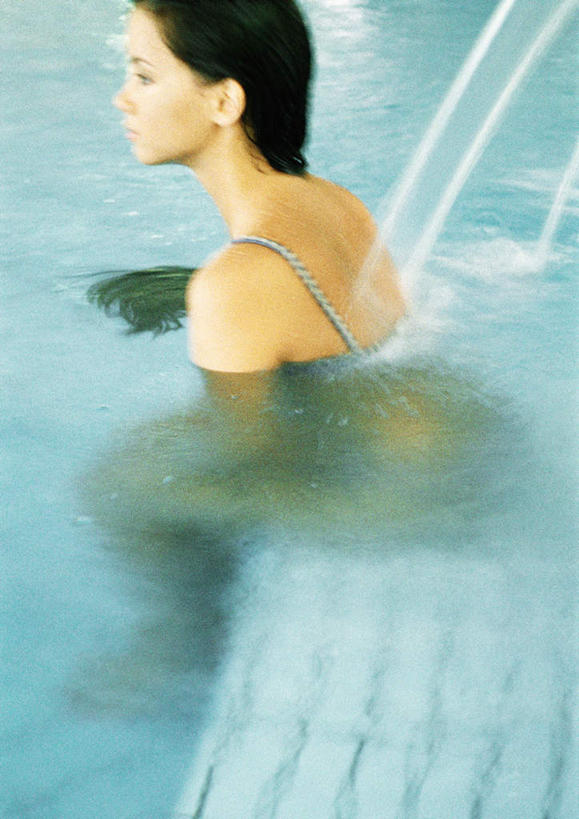 西方人,一个人,体育馆,游泳池,坐,竖图,俯视,室内,白天,泳装,比基尼,水,欧洲,欧洲人,仅一个年轻女性,仅一个女性,仅一个人,水池,水面,水柱,注视,泳池,观察,看,观看,察看,游泳馆,关注,年轻女性,女人,女性,白种人,坐着,半身,彩图,高角度拍摄,三点式,泳衣