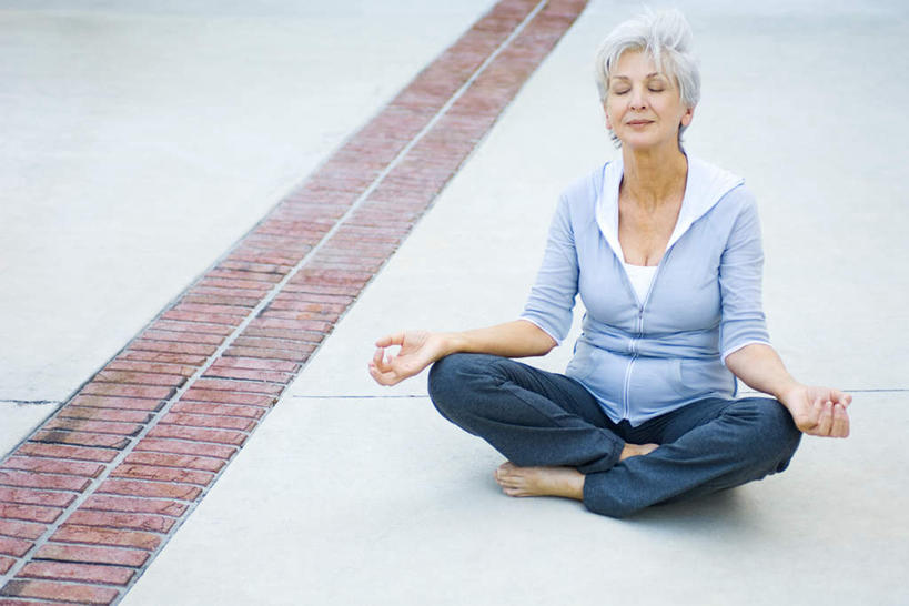 西方人,一个人,坐,闭眼,盘腿,横图,俯视,室外,白天,锻炼,瑜伽,运动,地板,欧洲,欧洲人,仅一个女性,仅一个人,砖,地面,木地板,红色,搭,养生,仅一个老年女性,兰花指,搭着,体育,老年女性,女人,女性,白种人,闭眼睛,闭着眼,闭着眼睛,盘腿而坐,盘膝,盘着腿的,盘着腿坐,双腿交叉,坐着,彩图,高角度拍摄,全身,健身